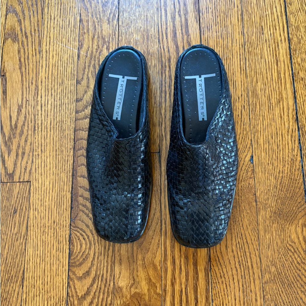 Trotters woven Black Mules